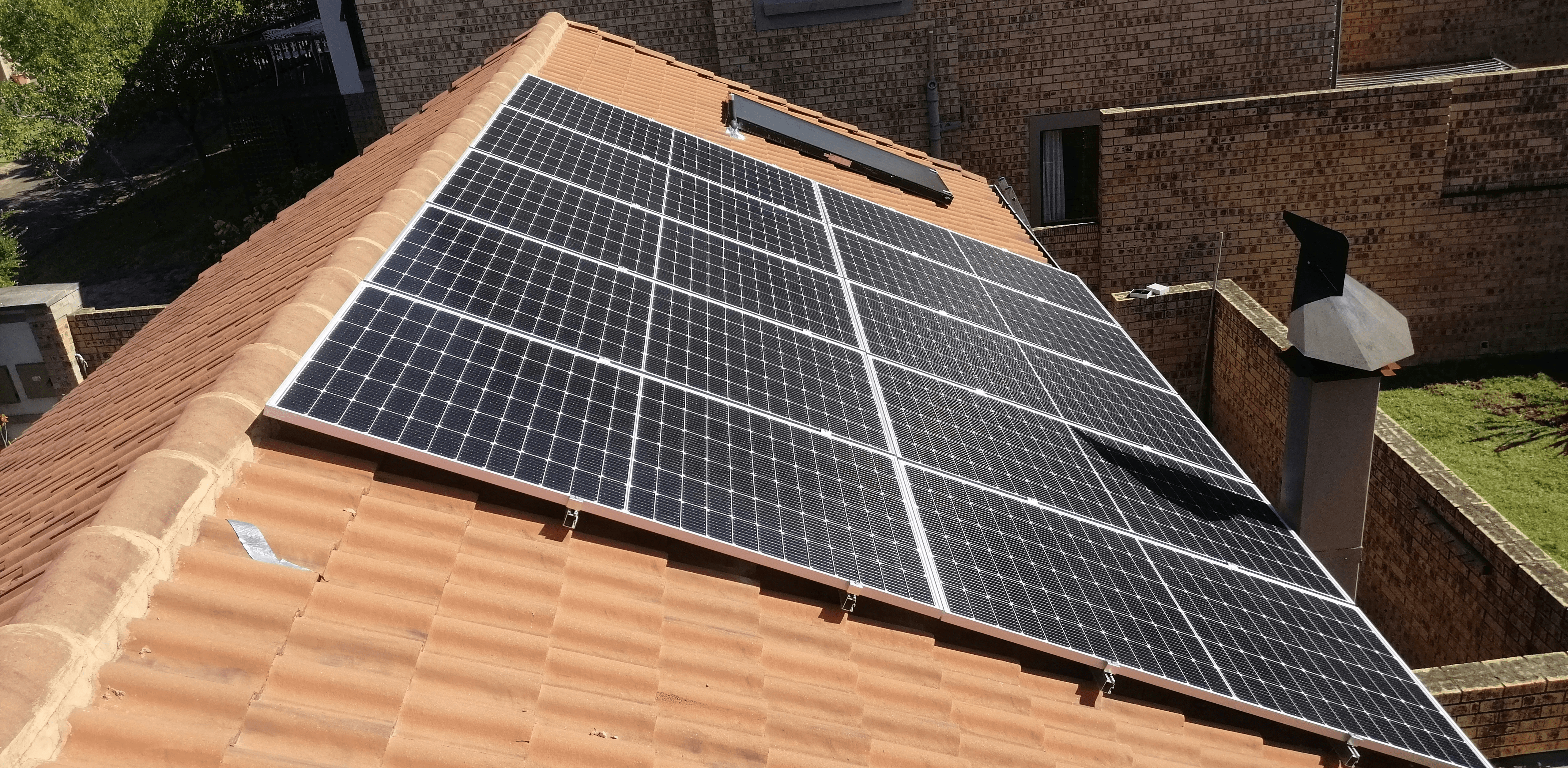 Toit de maison individuelle recouvert de panneaux solaires