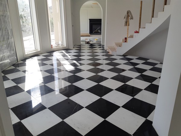Checkerboard pattern entryway tiling