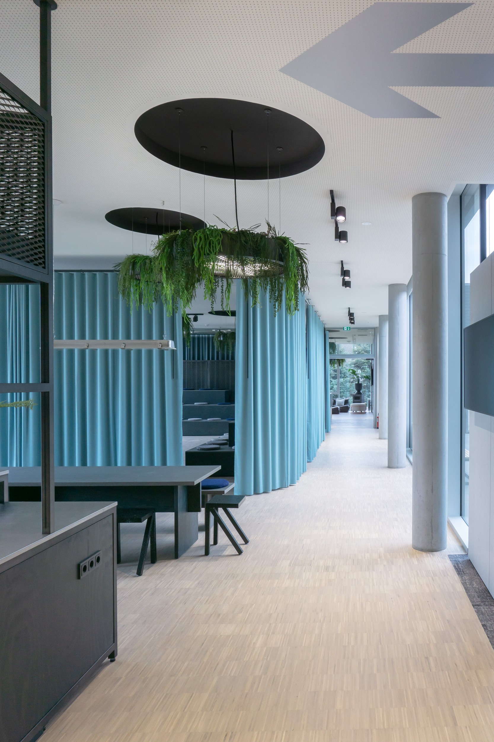 Offenes Büro mit flexiblen Arbeitsplätzen und durchdachtem Raumkonzept