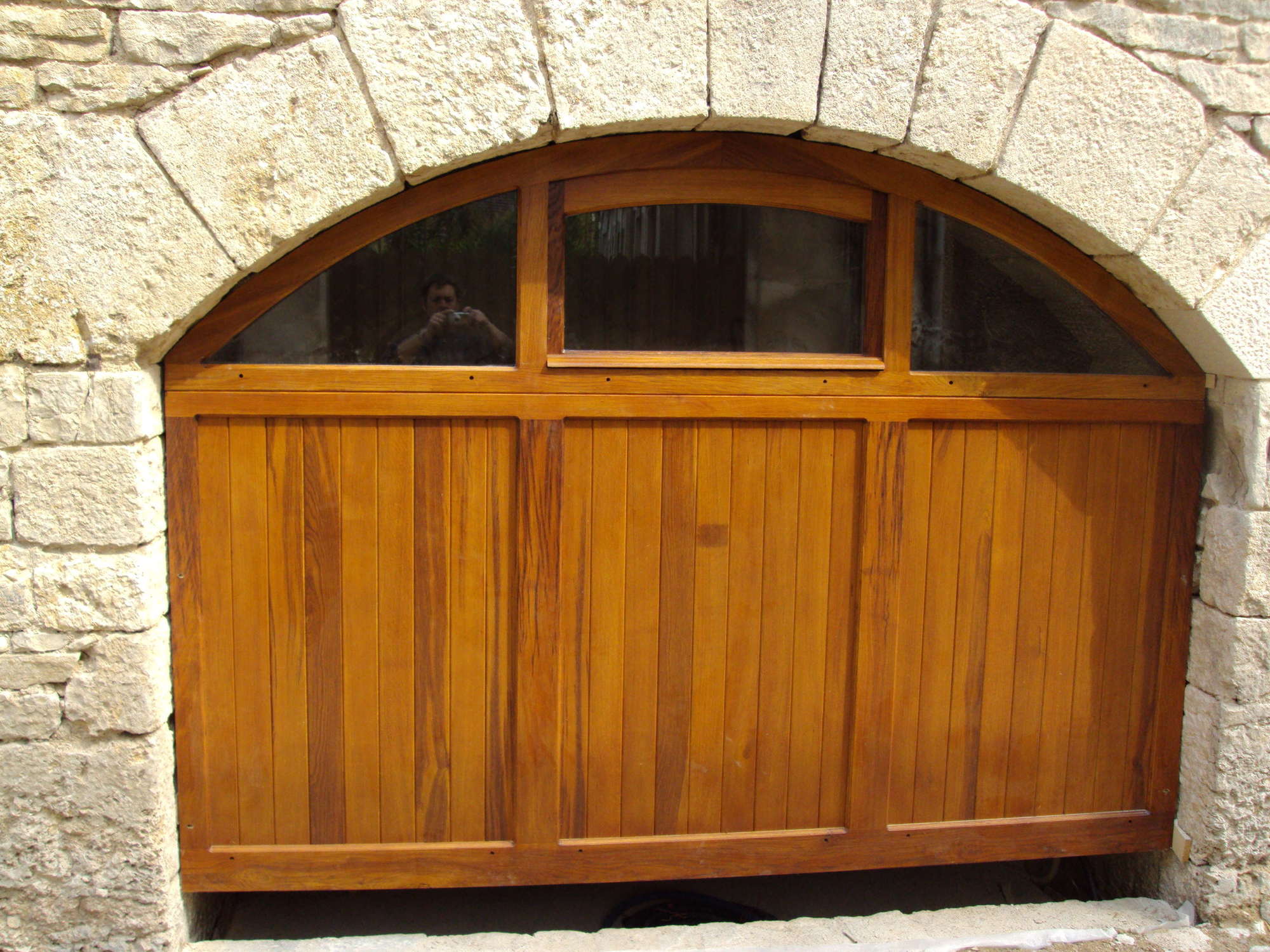 Détail de finition d'une fenêtre en bois massif, étanchéité et esthétique traditionnelle