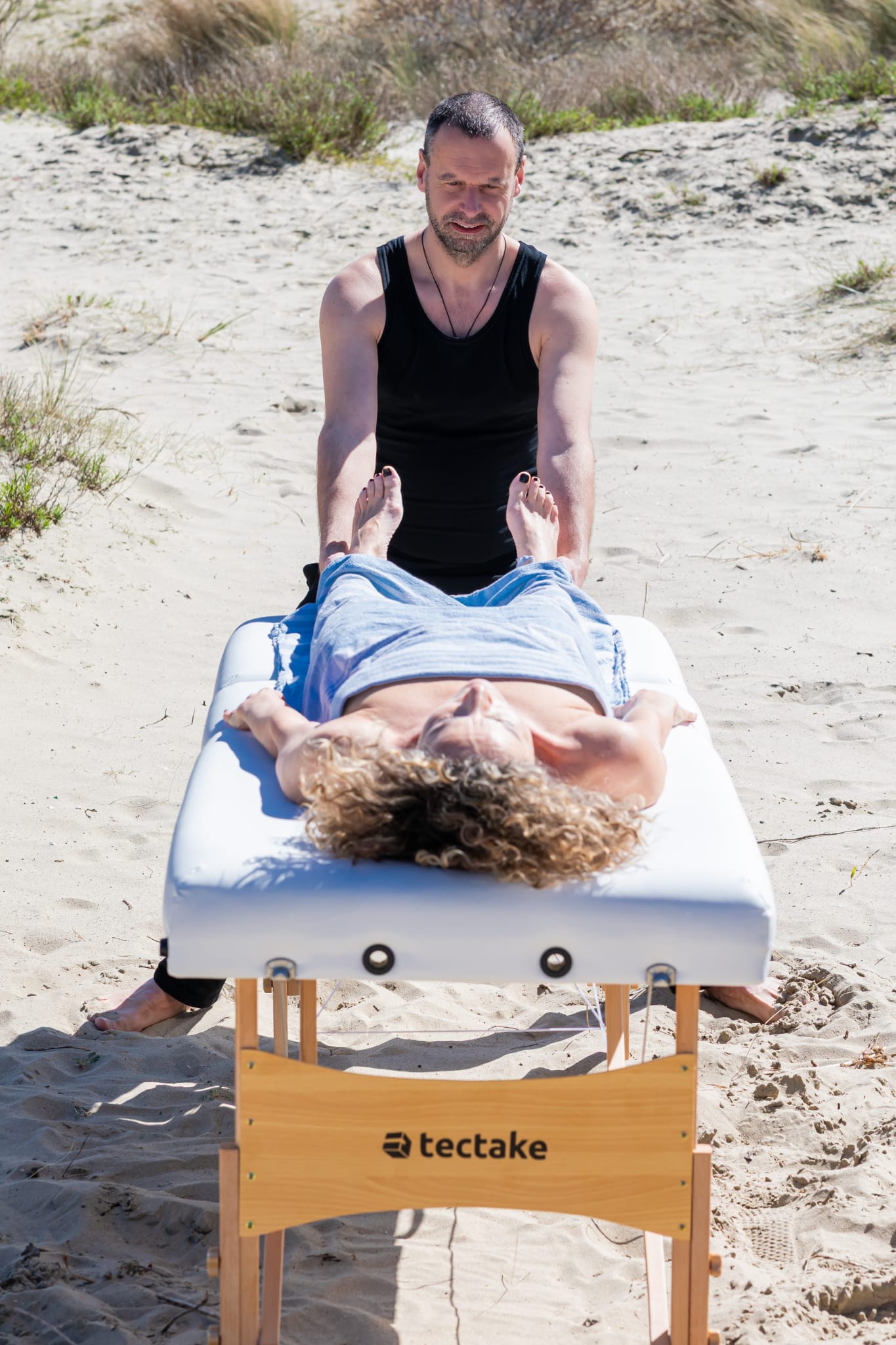 dame op massagetafel in de duinen - voetenmassage