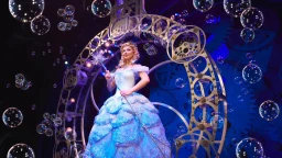 ロンドン公演『ウィキッド』より、シャボン玉に乗って登場するグリンダの様子