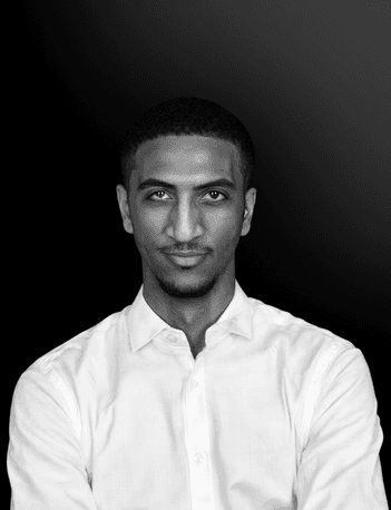 man wearing black notched lapel suit jacket in focus photography