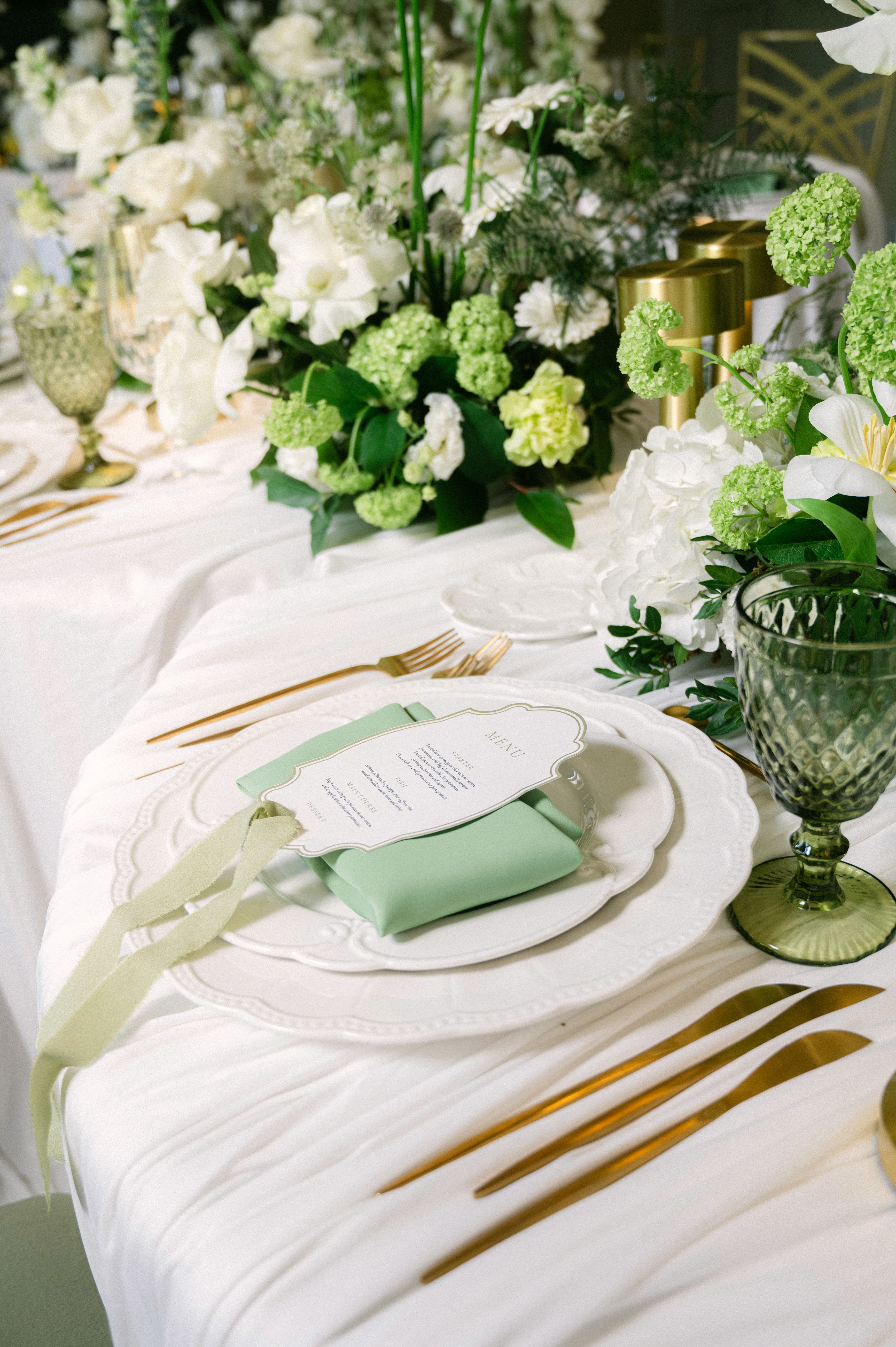 detalii decor nuntă cu invitații și farfurii elegante, fotografie de nuntă rafinată