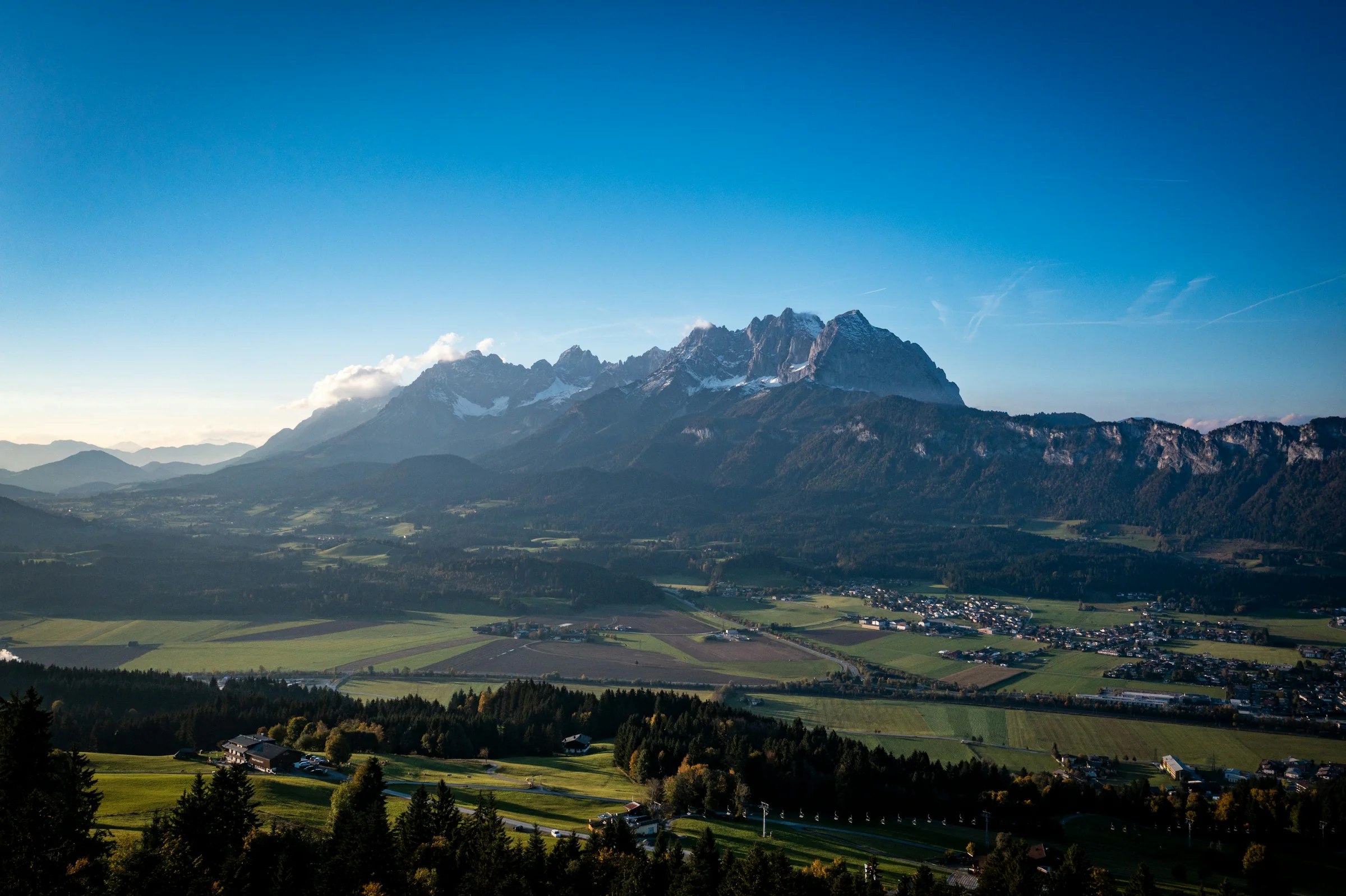 Tirol, Blick über St. Johann in Tirol auf das Kaisergebirge