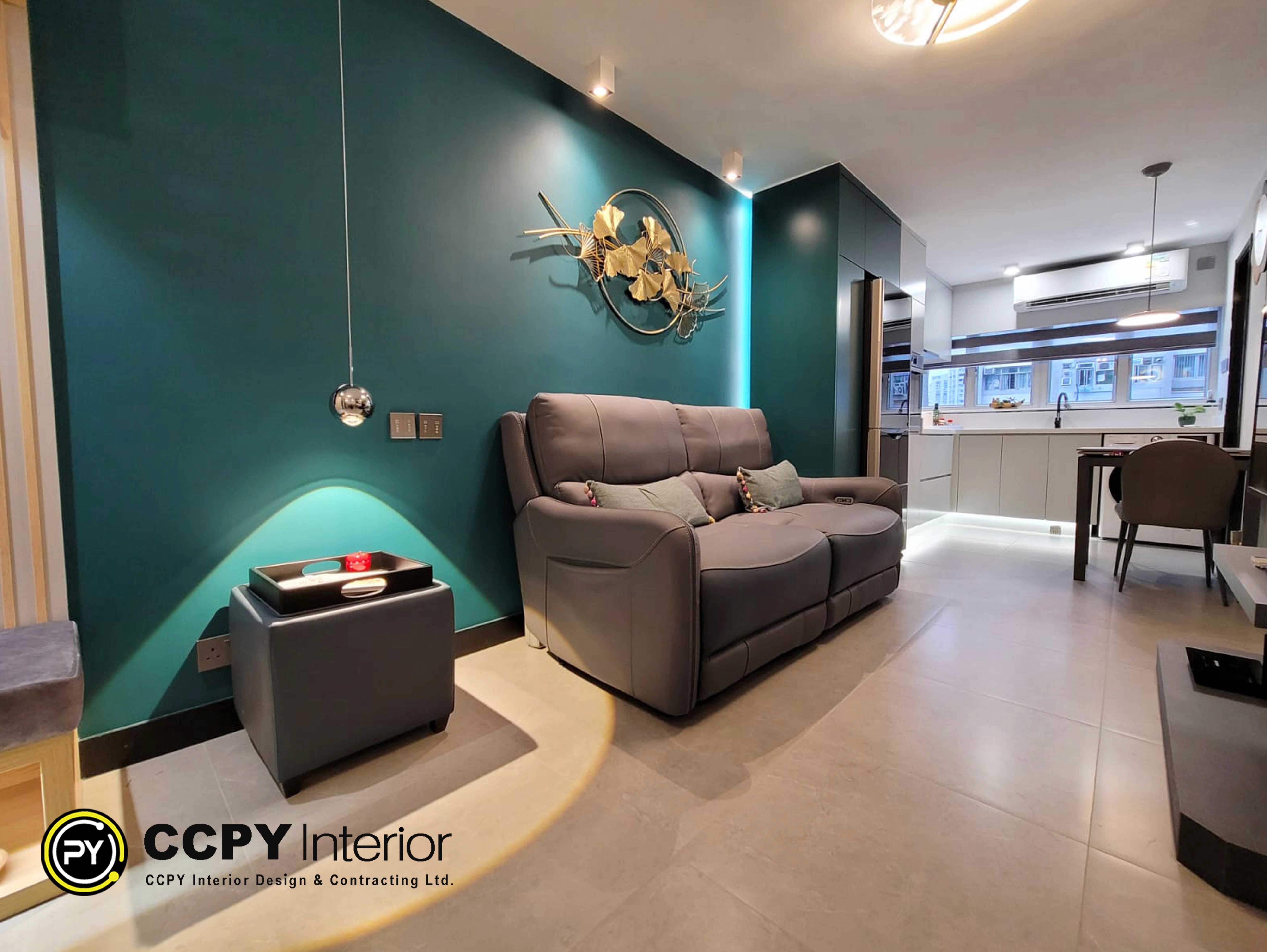 The open-plan layout is achieved through the strategic use of glass partitioning and glass sliding doors (強化玻璃隔斷牆與玻璃趟門), which maintain visual connectivity while separating the sleeping and living zones.