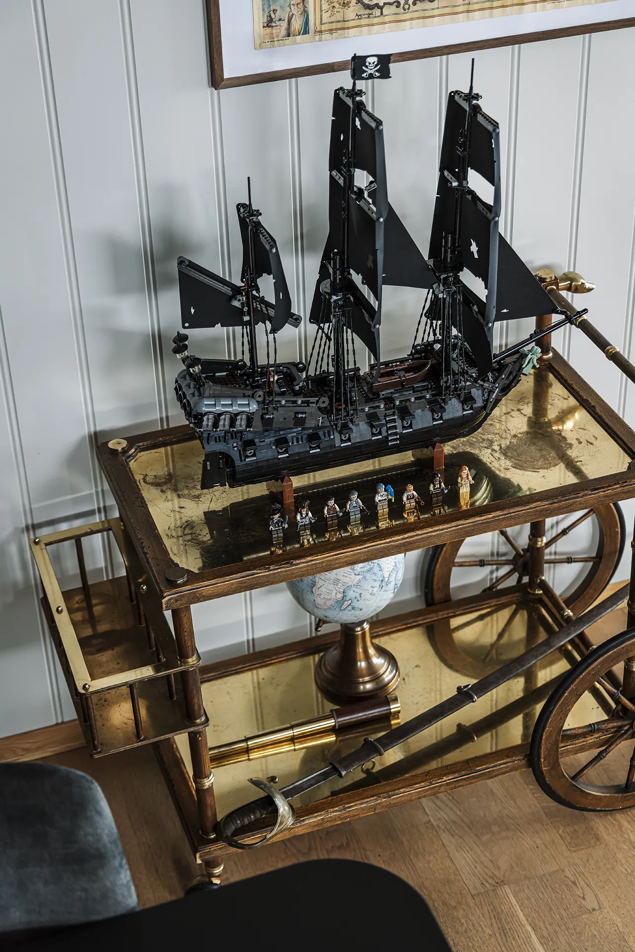 LEGO® sjørøverskip på display i en "pirat" setting (sett ovenfra)