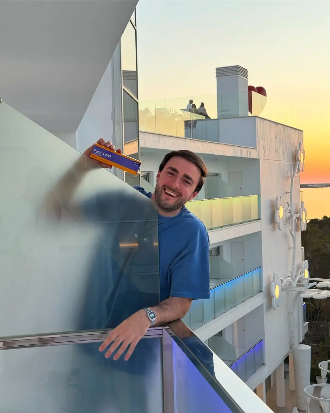 Matías Morate posando en un balcón con un carrete de fotos en la mano