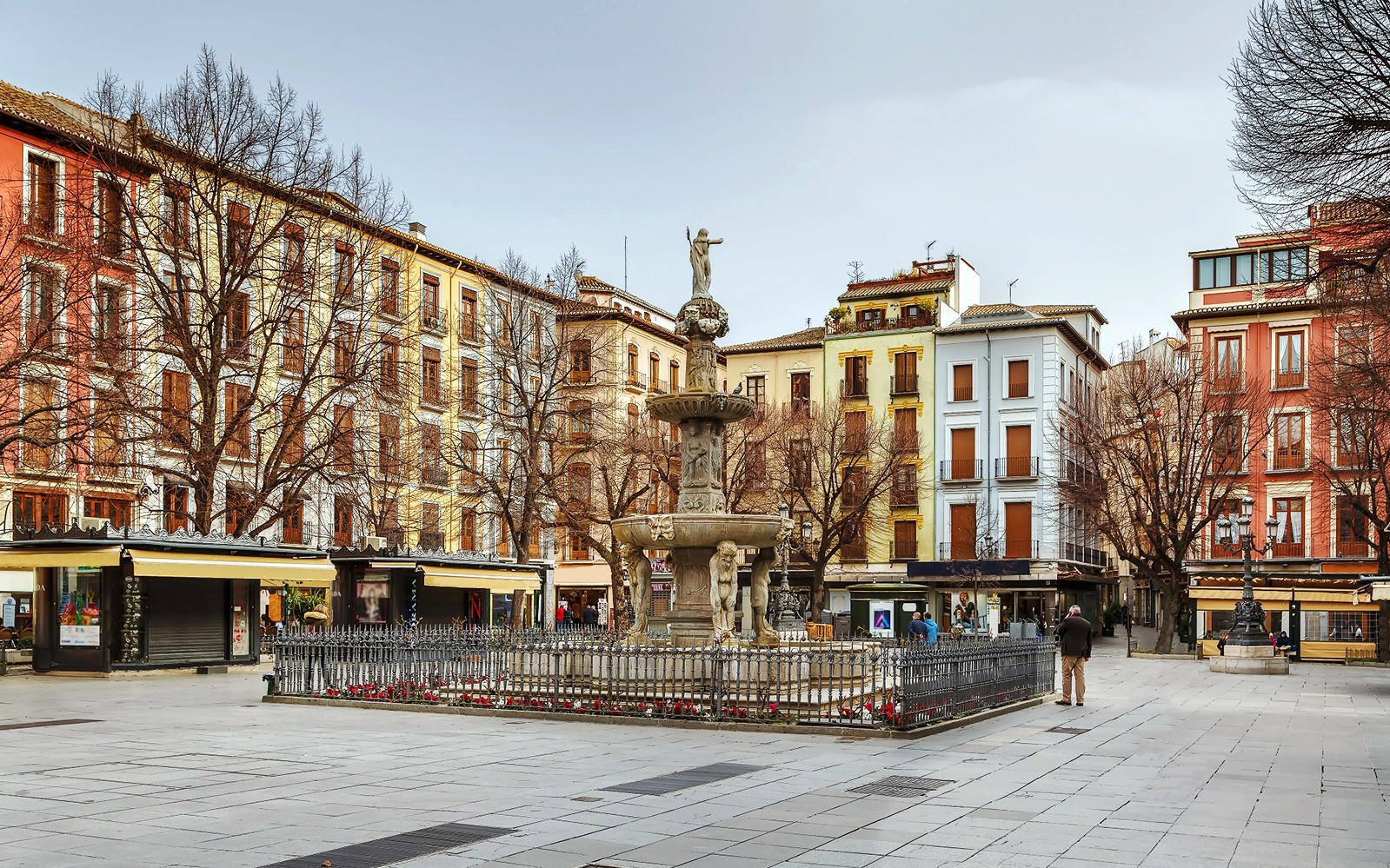 位於格拉納達比布-蘭布拉廣場的噴泉，四周環繞著五顏六色的建築。