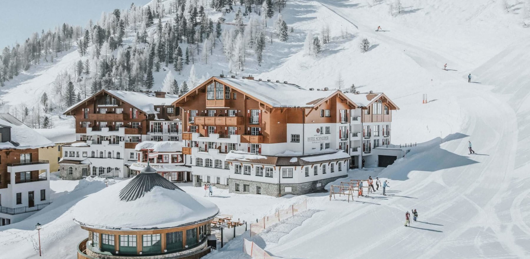 Außenansicht Hotel Schneider im Schnee.