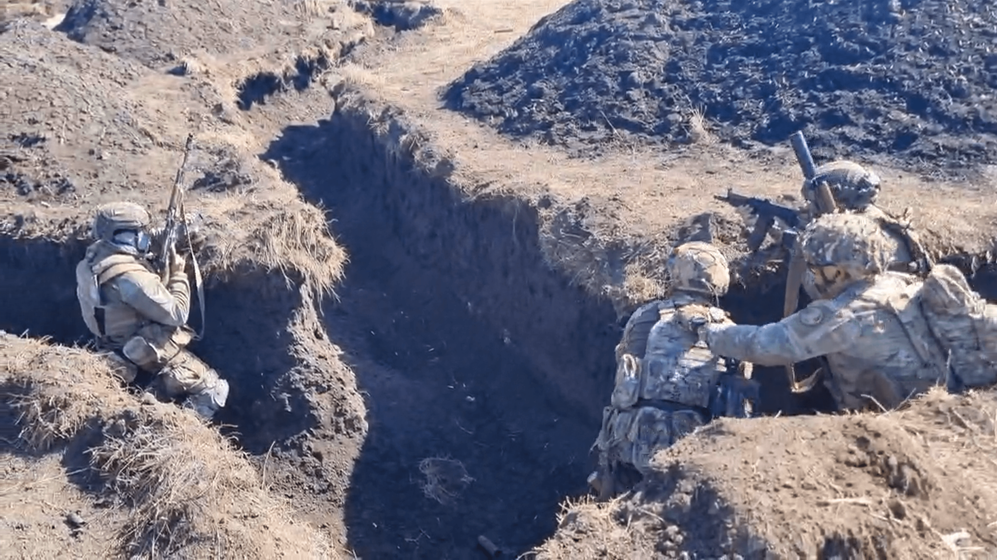 Soldados en entrenamiento en tácticas de trinchera