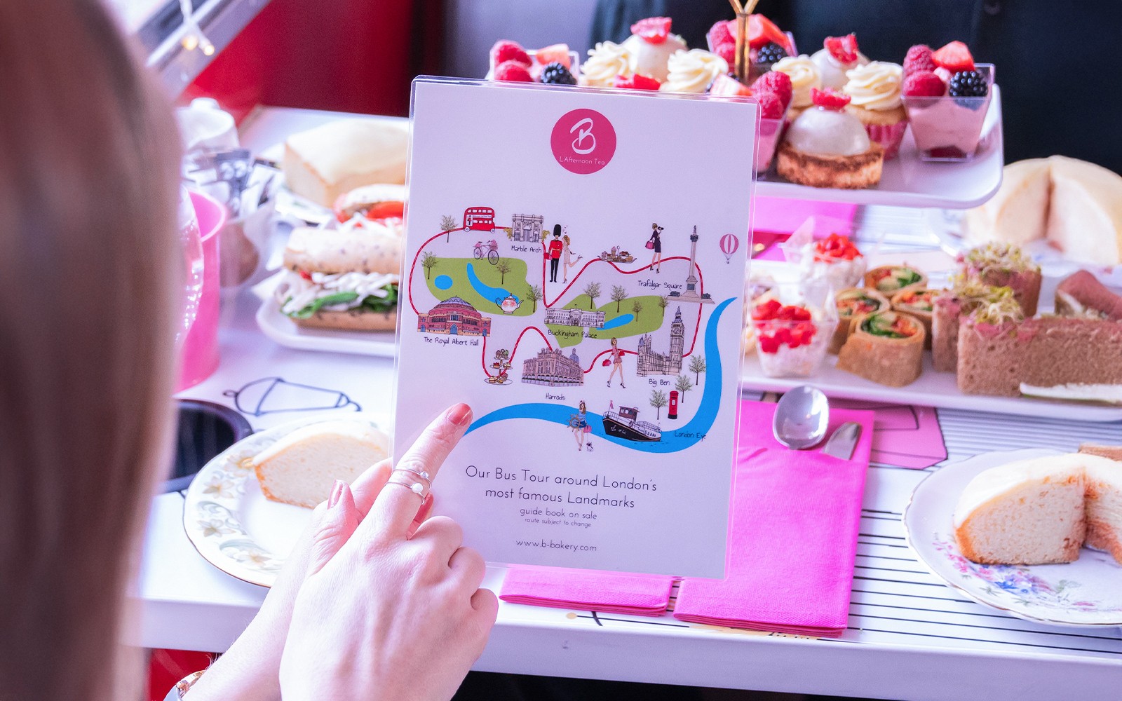 在伦敦的布里吉特面包车观光中提供糕点和三明治。