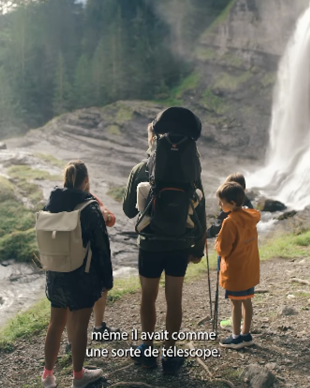 famille qui fait une randonnée