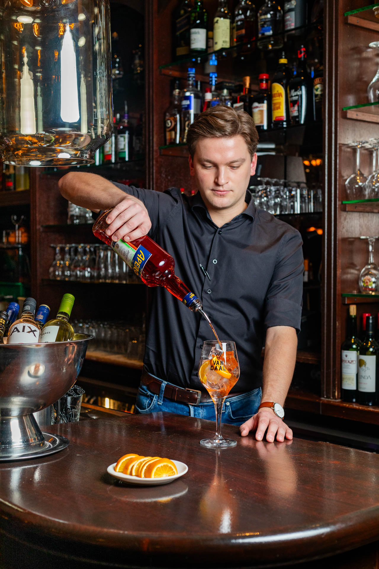 Een ober die een cocktail maakt
