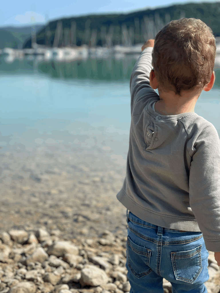 Enfants qui jouent dans un parc