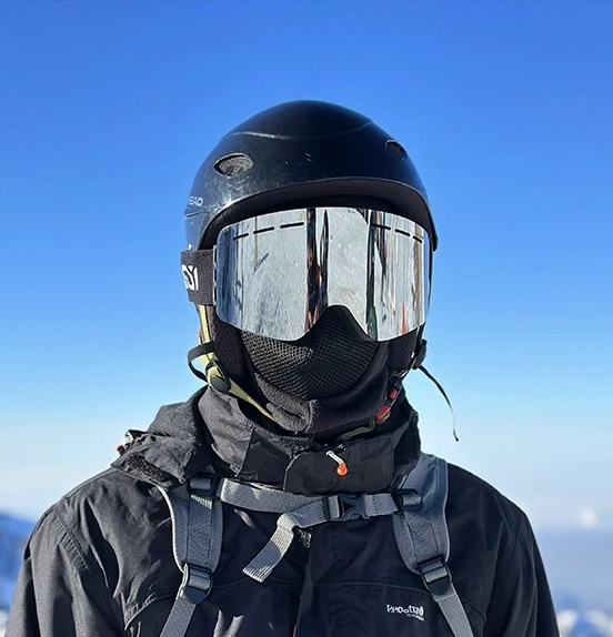 Homme avec casque de ski disponible à la location sur jam