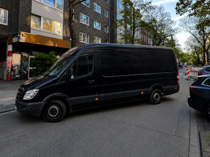Neutraler schwarzer Transporter ohne Beschriftung für diskrete Einsätze