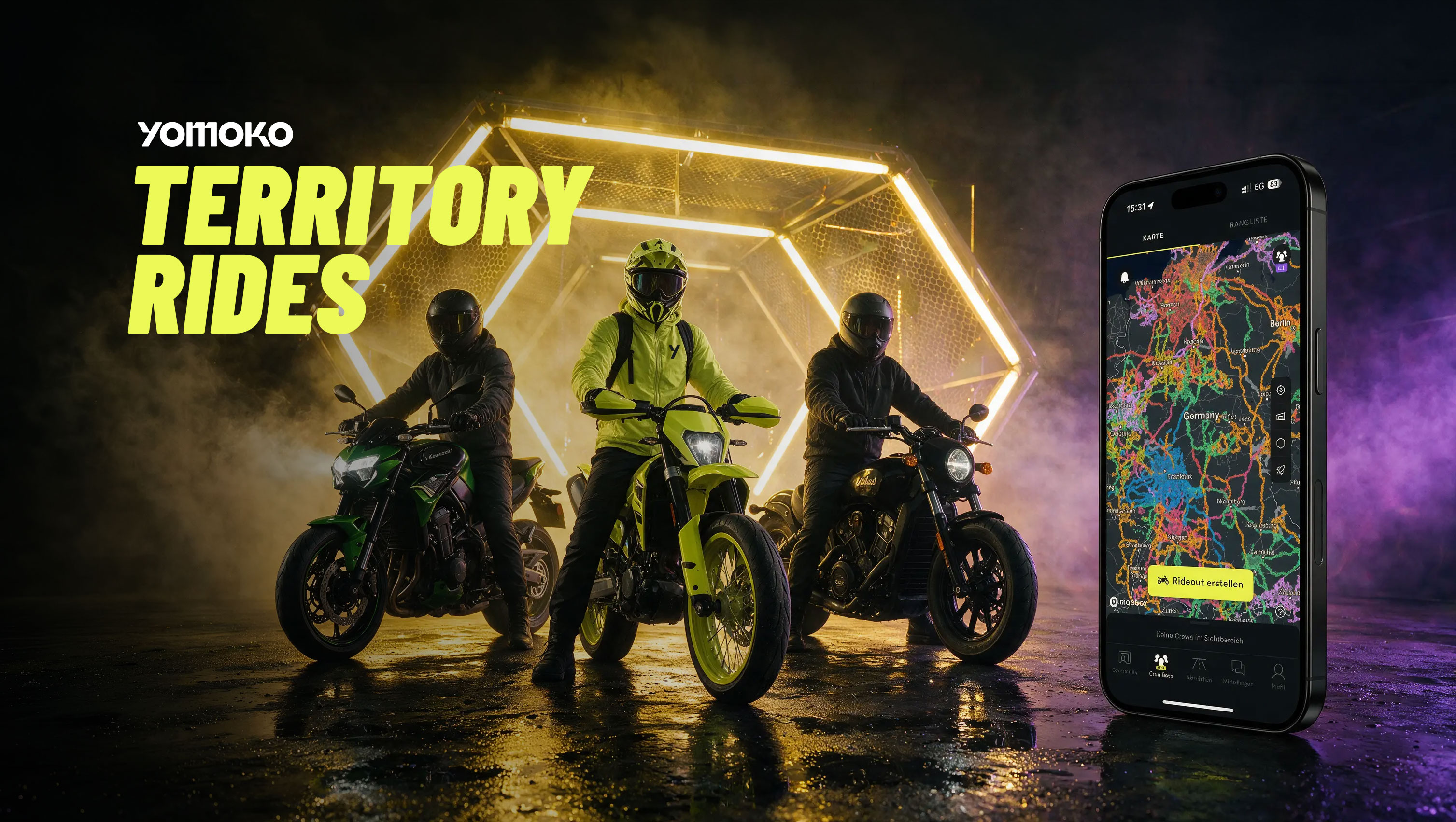 Drei Motorradfahrer mit Kawasaki Z900, KTM 690 SMC und Indian Scout Bobber neben der Yomoko Territory Rides Karte mit eroberten Gebieten.