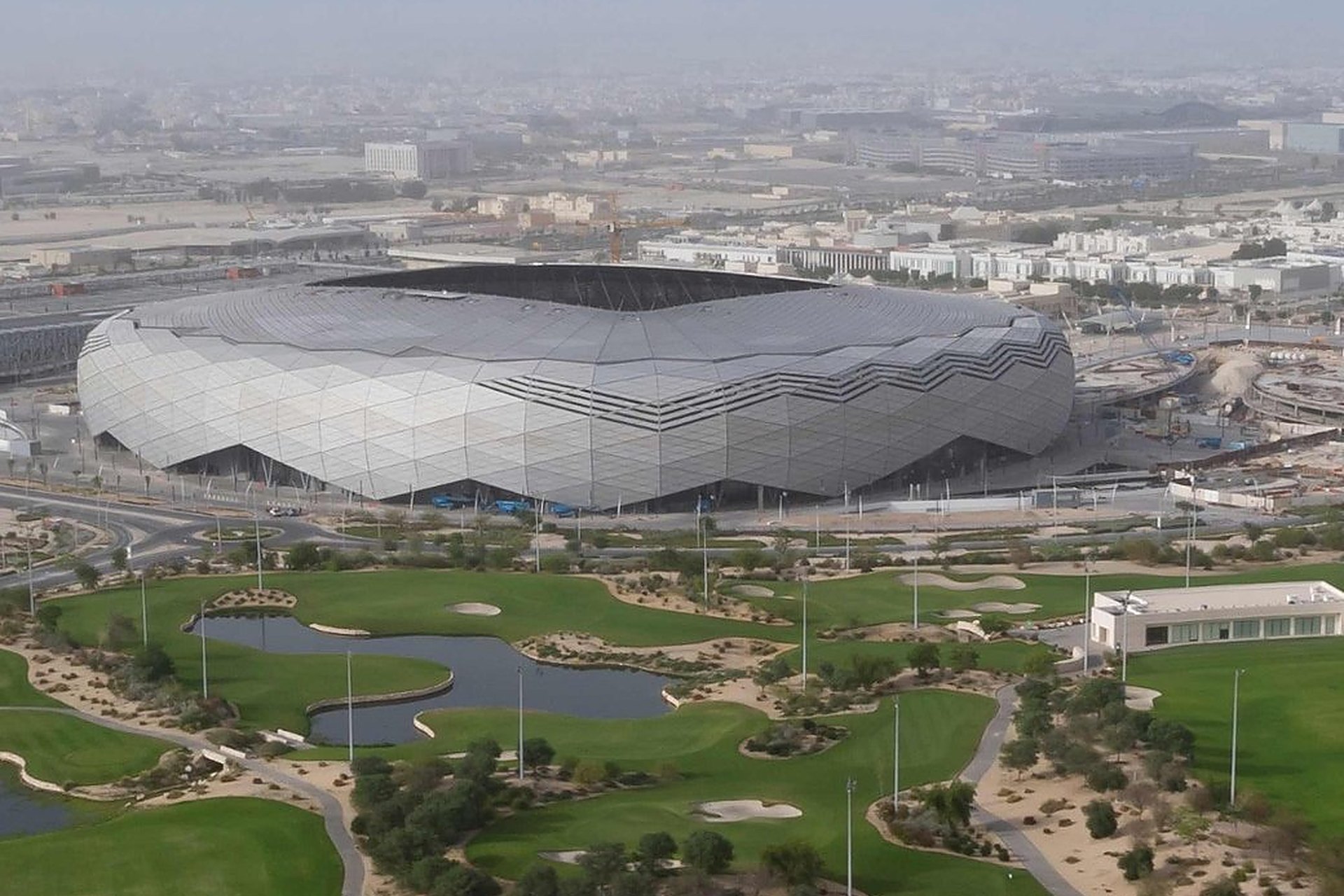 L'Education City Stadium, à Doha, vu du ciel au-dessus du golf : la façade en triangles qui lui vaut son surnom de diamant du désert