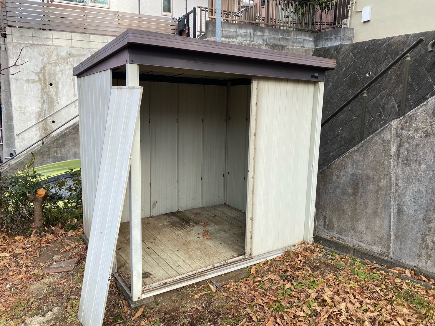 庭に設置された空の物置