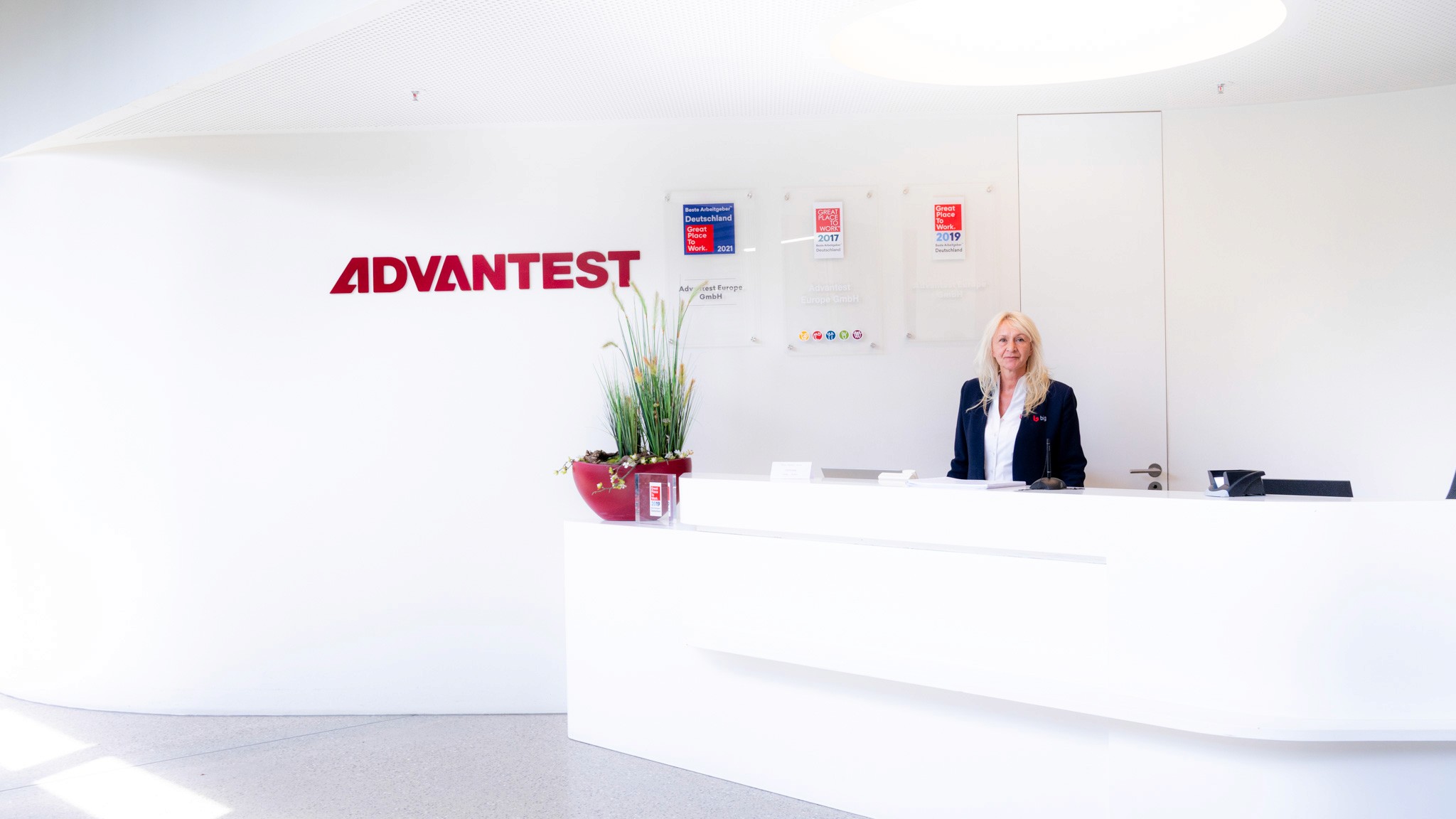 Recepția Advantest Germania cu personal și logo-ul companiei