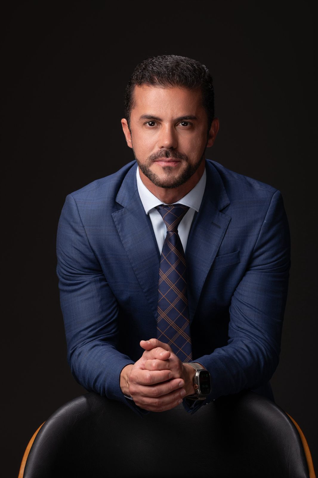 man wearing black notched lapel suit jacket in focus photography