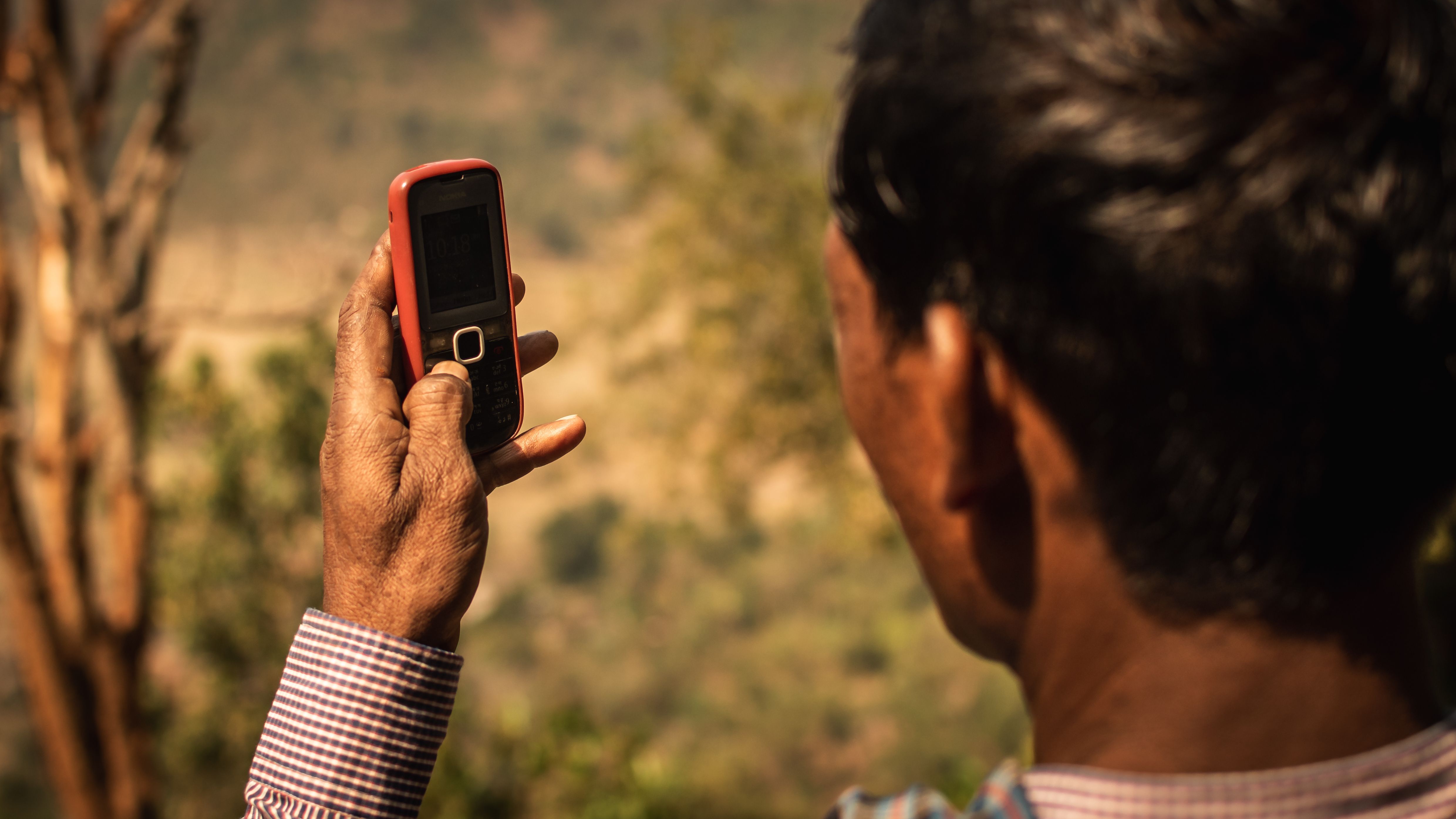 a-man-using-a-cellphone-outdoors-in-rural-odisha,-india. - parij-photography (pexels)