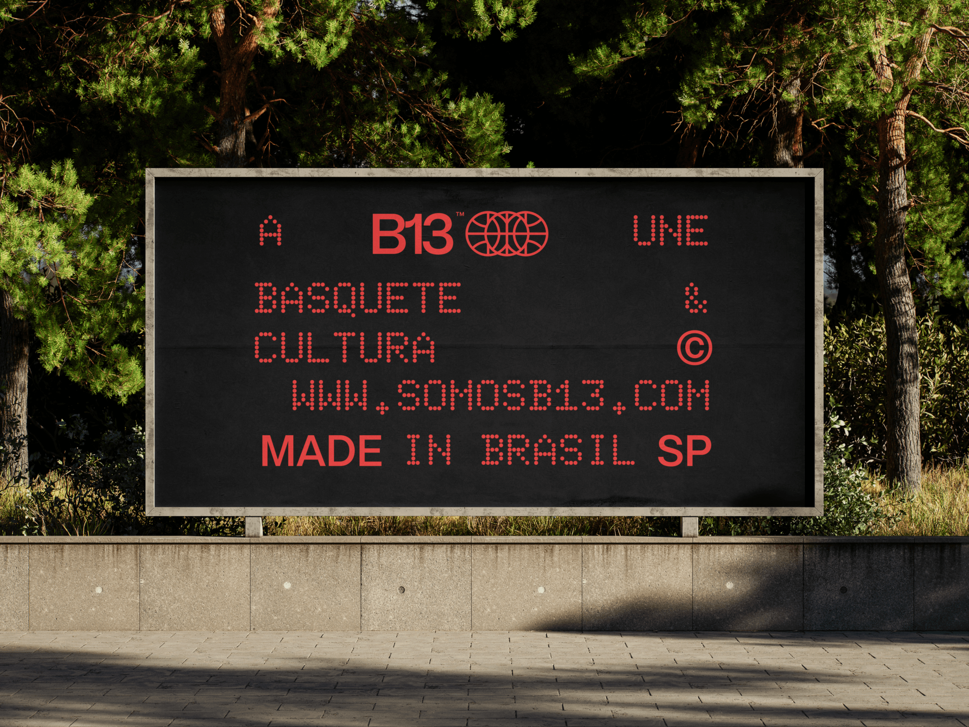 Vitrine urbanda com um cartaz da marca Oya