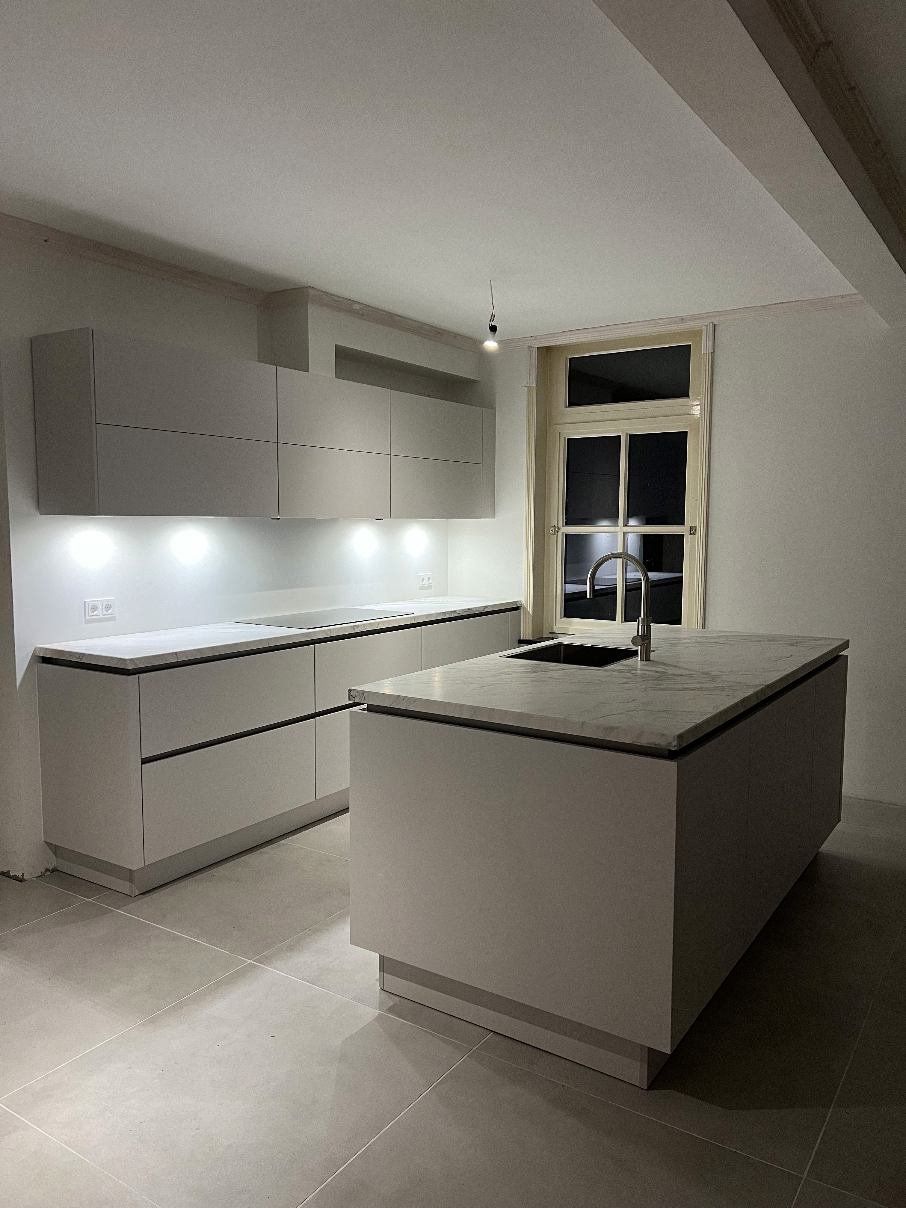 Donkere moderne keuken Keukenmontage Kort