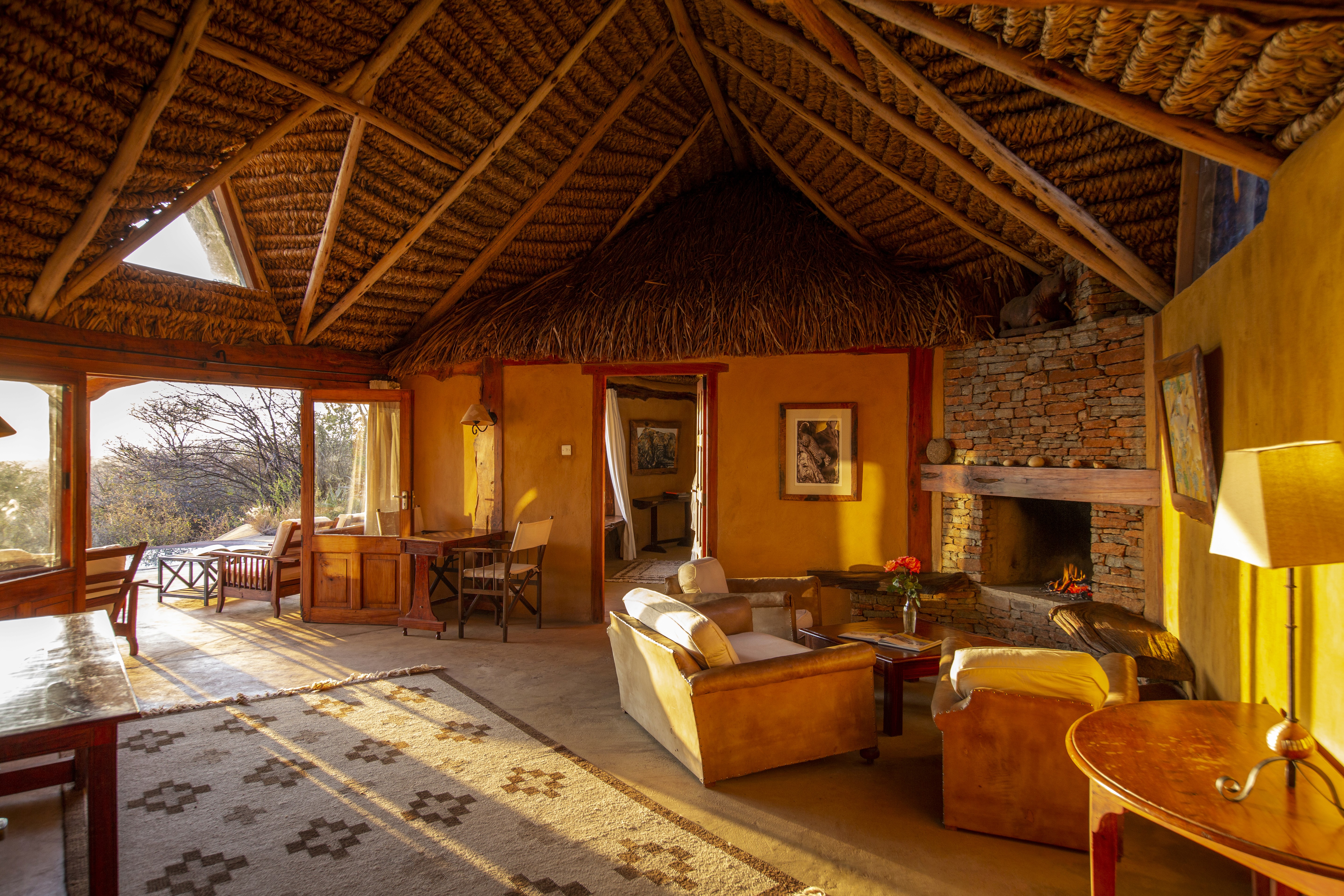 Tree Camp i Mashatu Game Reserve, Botswana – unikt boende byggt på en platå i ett träd, med säng omgiven av myggnät under ridresa med Africa by Horse.