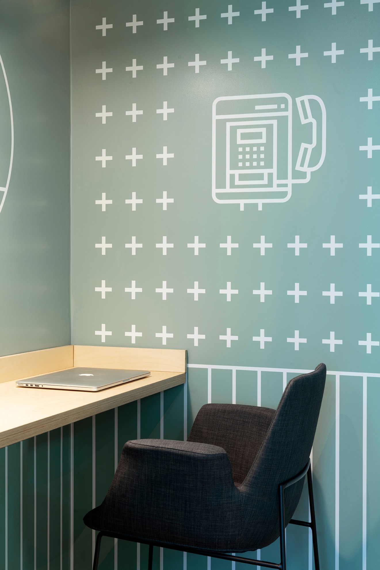 אזור לאונג' (Lounge) אקוסטי עם ריהוט רך – יצירת "אדריכלות רכה" ואינטימיות בתוך חלל עבודה פתוח