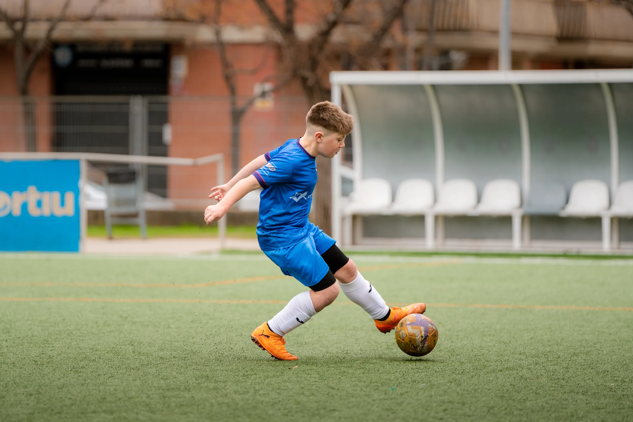 Jugador del Terlenka FC en disputa del balón, fotografía deportiva por Nolan Pardo