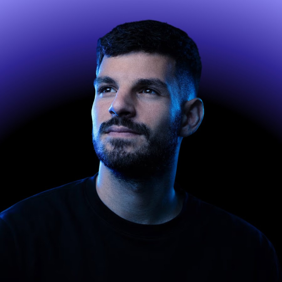 man wearing black shirt