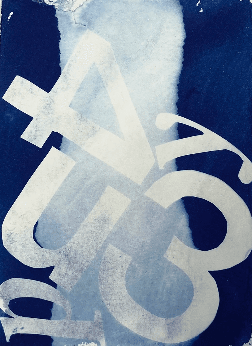 : Blaudruck-Design mit Times New Roman Buchstaben: Spiel mit Positiv- und Negativformen in der analogen Fotografie.