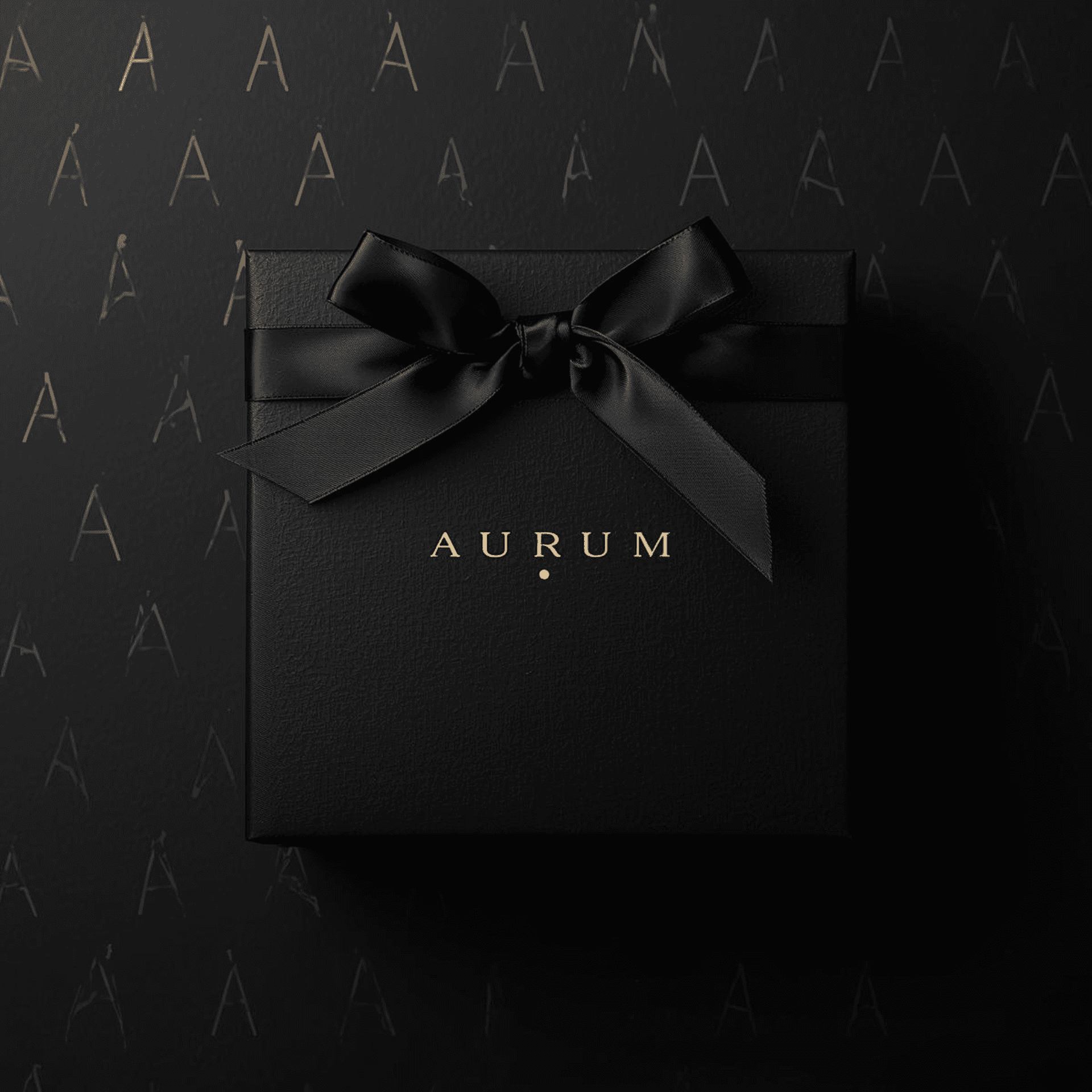 Diseño de packaging de lujo minimalista para 'Aurum'. Una caja de joyería negra mate con un lazo de satén negro y el logotipo estampado en foil dorado. El fondo muestra un patrón monedado sutil negro sobre negro basado en la inicial de la marca.