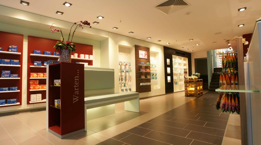 Moderne Apotheke Innenraum. Wartebereich mit Bank und Regal.