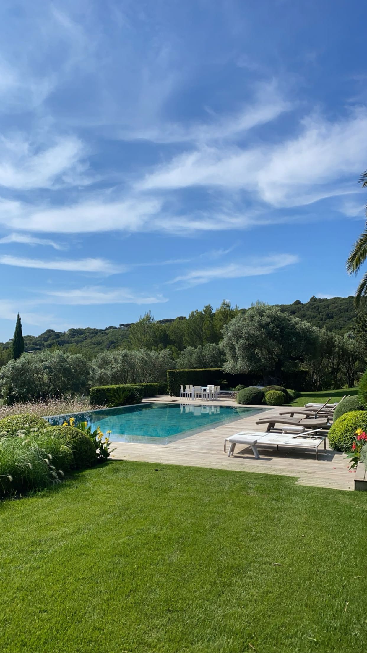 Conception de piscines, intégration de bassins et réalisation de plages de piscine sur-mesure à Saint-Tropez - BML Paysages