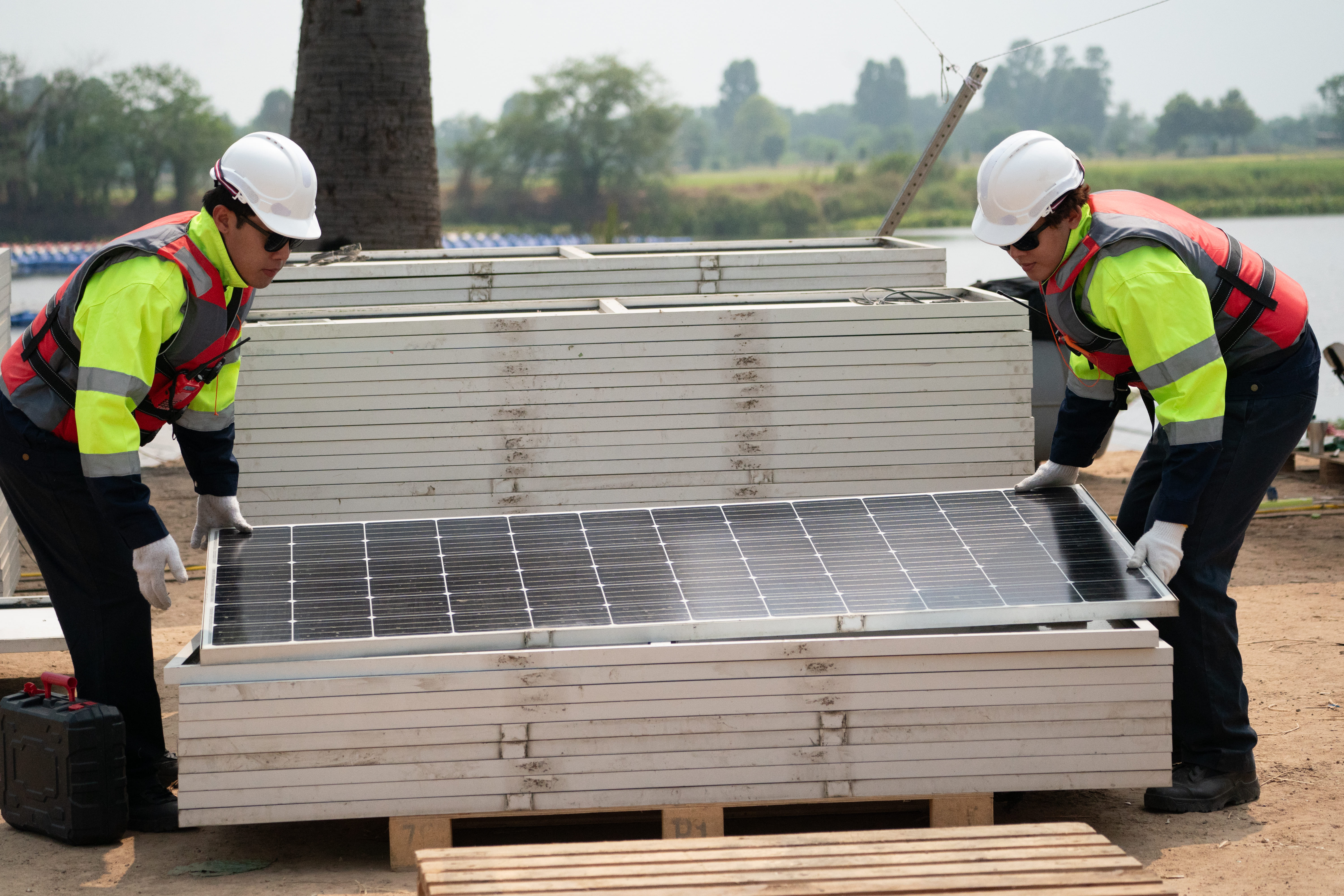 installateurs-avec-panneaux-photovoltaiques