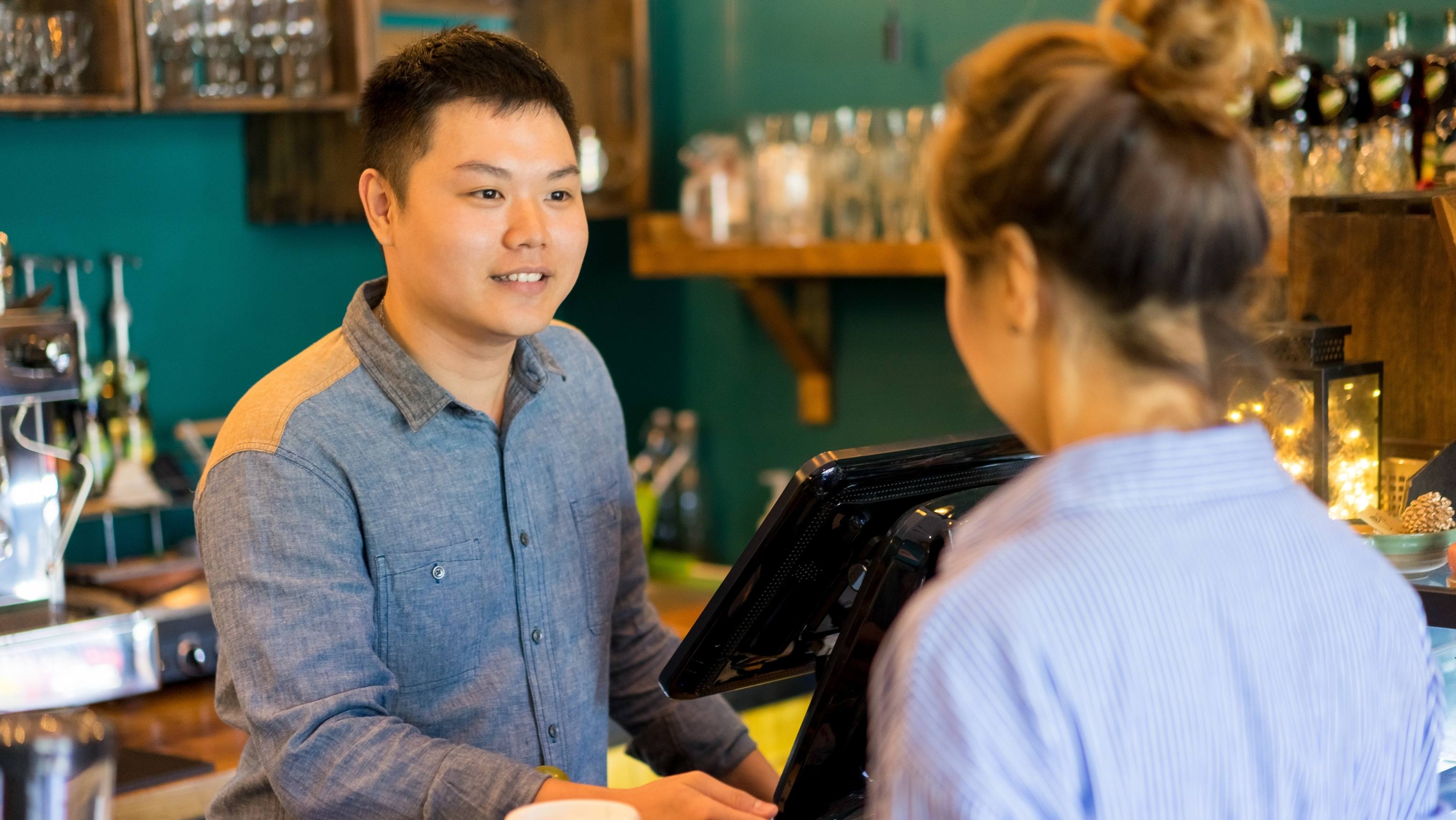 餐饮业老板和顾客交流互动