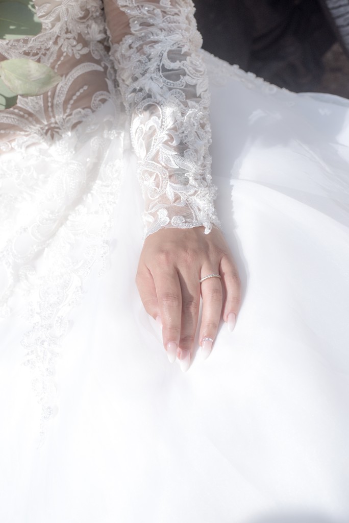 Album photo de luxe — French wedding photographer Paris — luxury wedding book France — Maison Elion — relique photographique rare — fragment intemporel — rituel artistique — photographe mariage haut de gamme — Seine-et-Marne 77 — album mariage bespoke sur mesure — timeless photography France — image symbolique — luxury French wedding photography