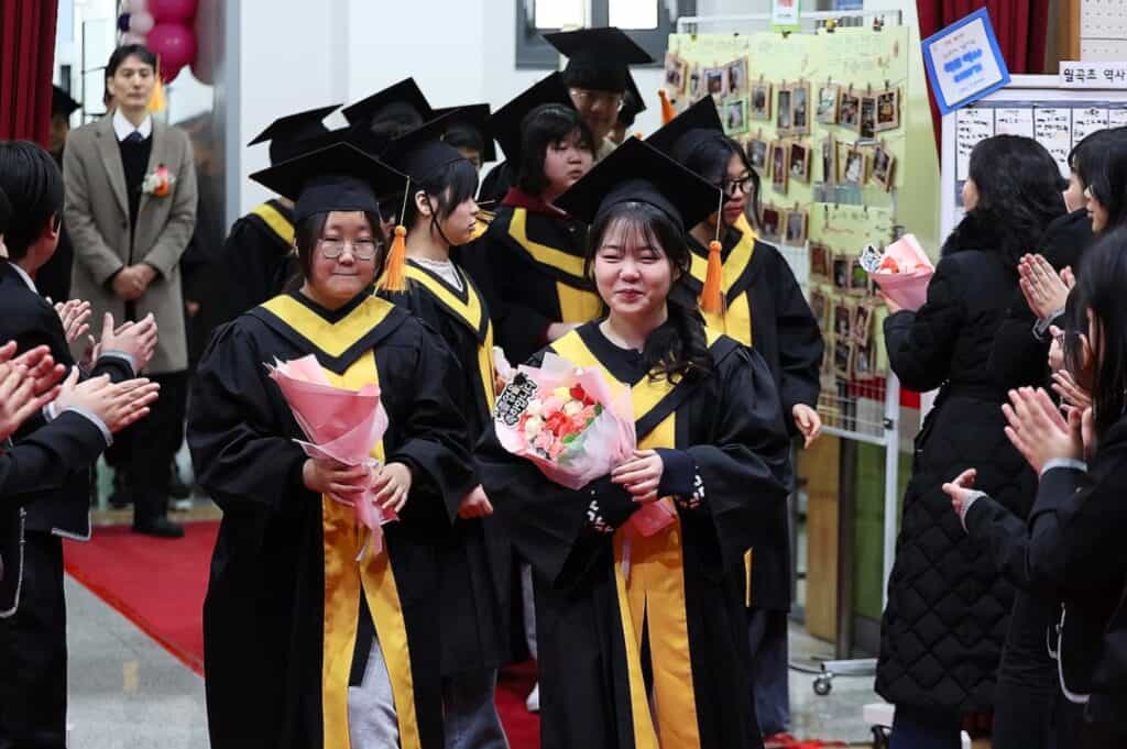 Học sinh lớp 6 trường tiểu học Wolgok Daegu trong lễ tốt nghiệp cuối cùng trước khi trường đóng cửa
