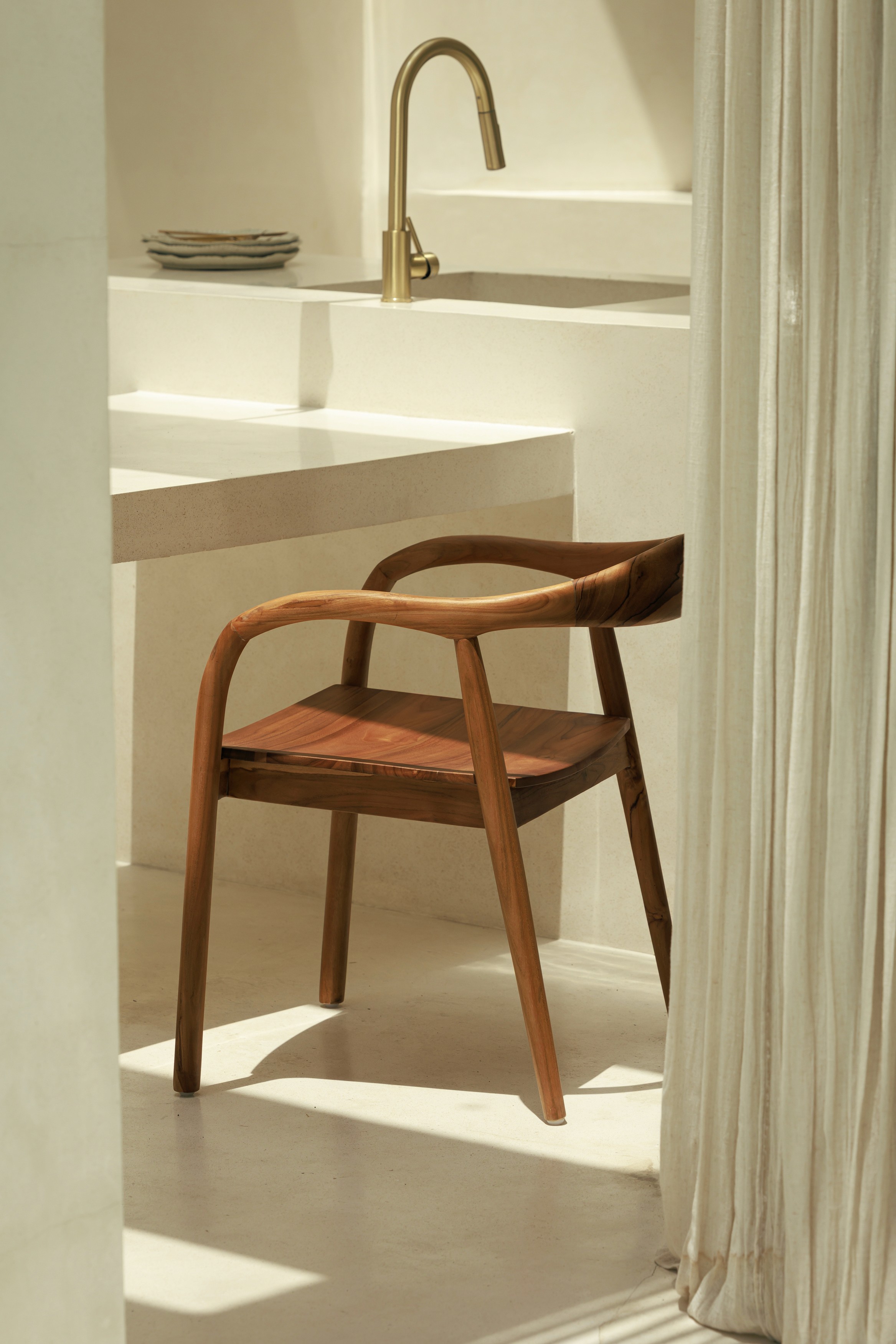 chaise en bois de teck sur fond gris