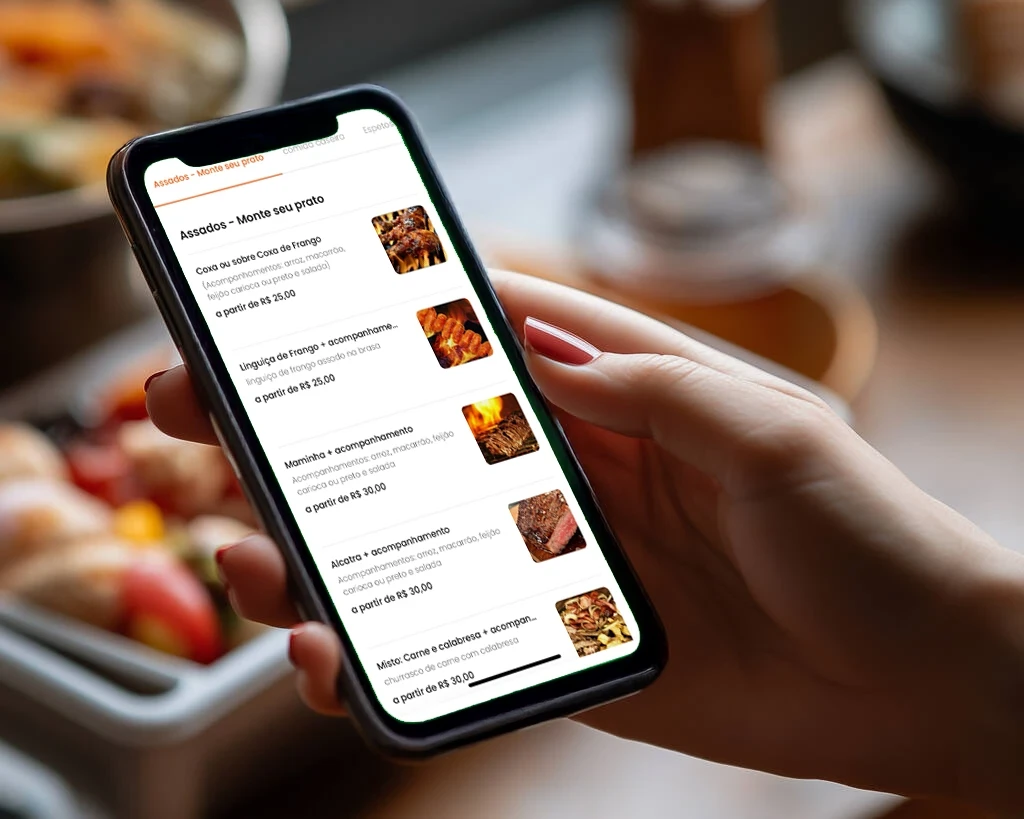 Como administrar um restaurante delivery: cliente confere os produtos.