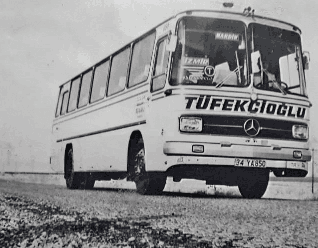 Siyah beyaz tüfekçioğlu şirketine ait eski bir otobüs fotoğrafı.