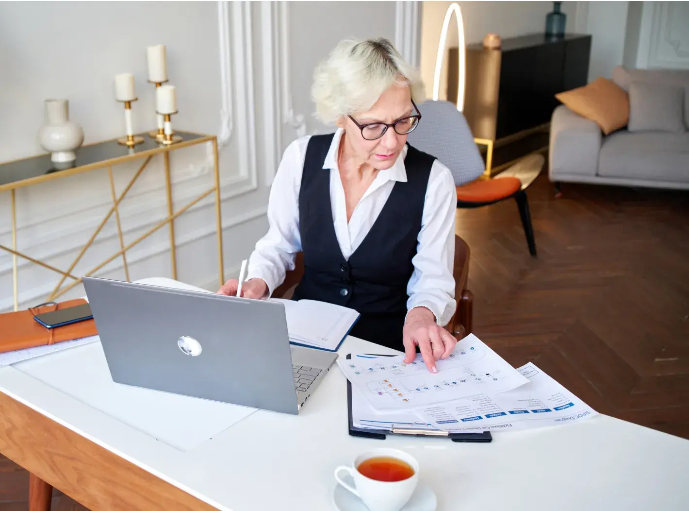 Cabinet indépendant avec une femme à son compte en train de travailler