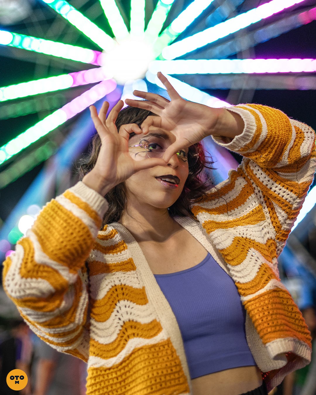 Ferris wheel in the background, lifestyle photography at night. otrominuto