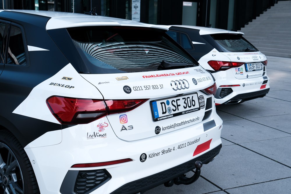 Heckansicht Autos der Stadtfarhschule Düsseldorf Symbol für Praxisunterricht