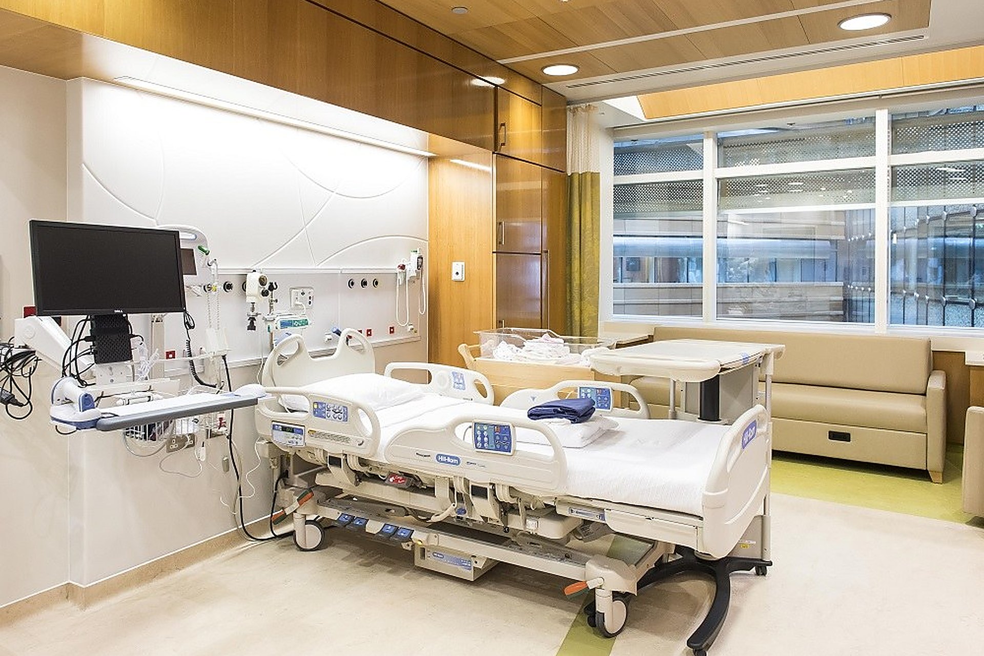 Une salle de naissance de Sidra Medicine, à Doha, lumineuse et équipée, prête pour le jour J