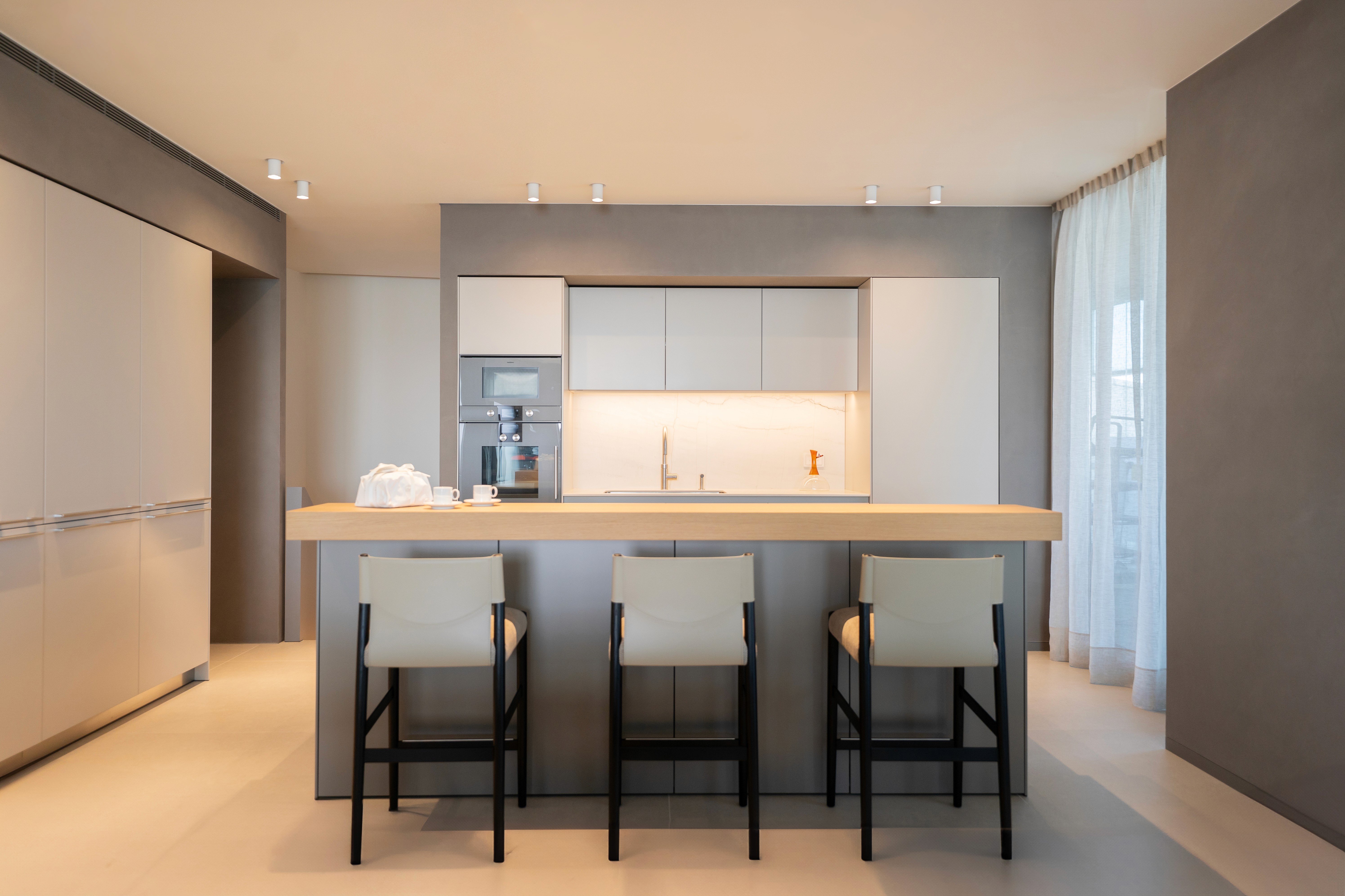 Cocina amplia con acabados de alta gama en color blanco