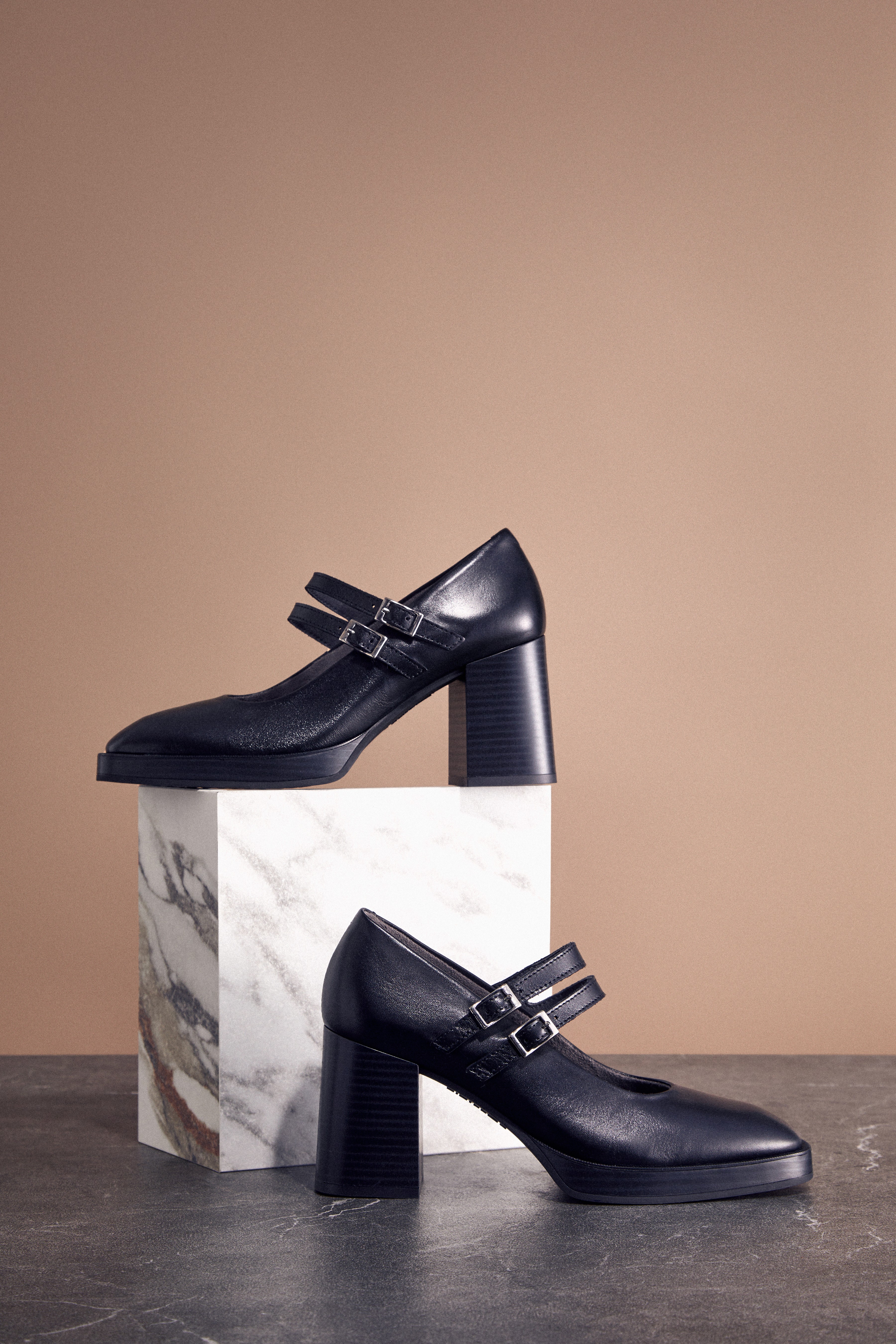 Portfel Anekke z kolekcji sezonowej, prezentowany przez modelkę, zdjęcie do oferty hurtowej i współpracy z butikami w Polsce